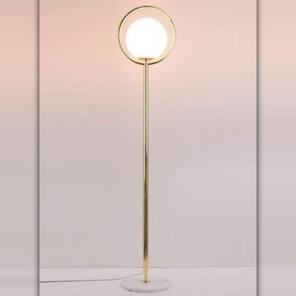 Ringgulvlampe med opalkule – Lysverden