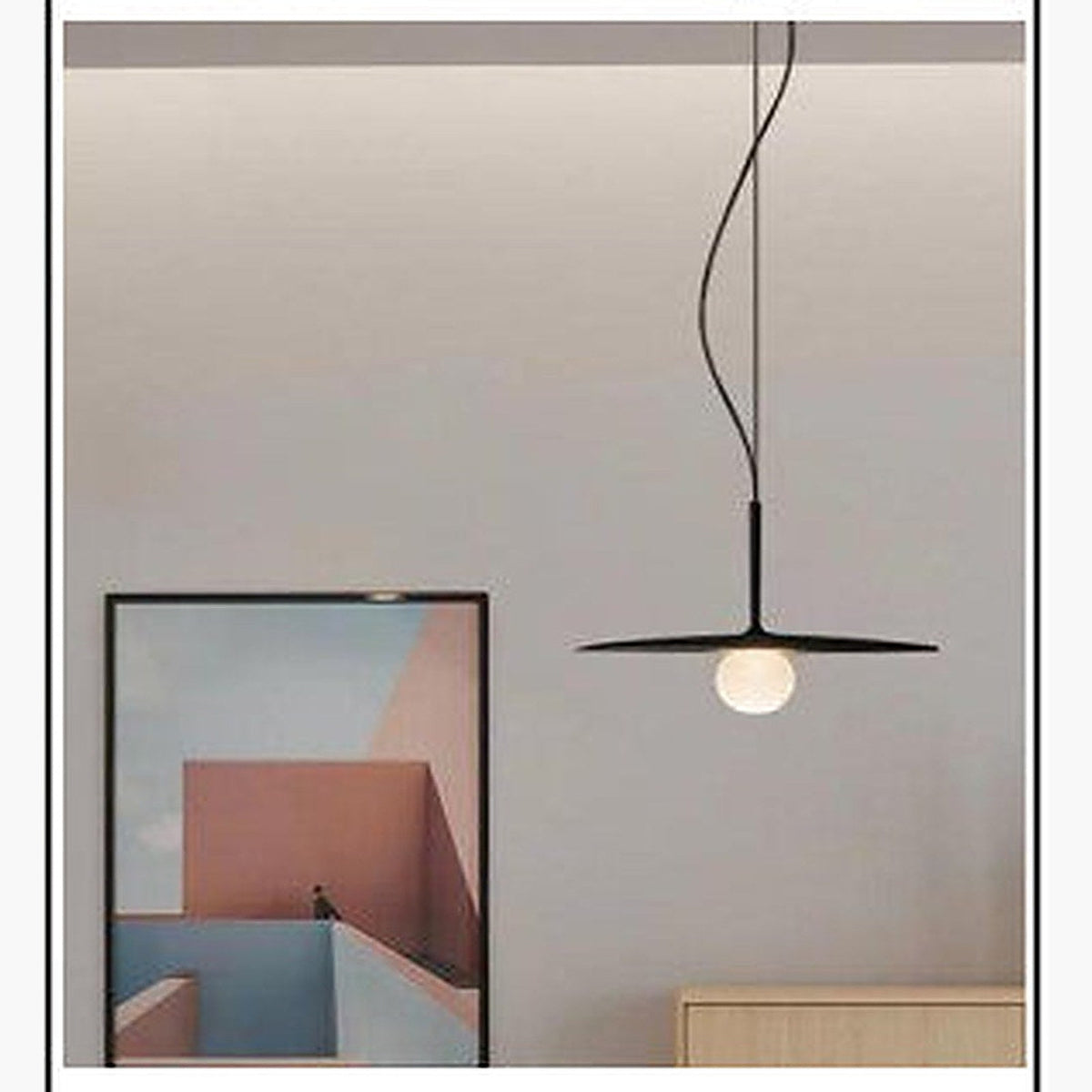 Pendellampe med flat skjerm og hvit opalkule