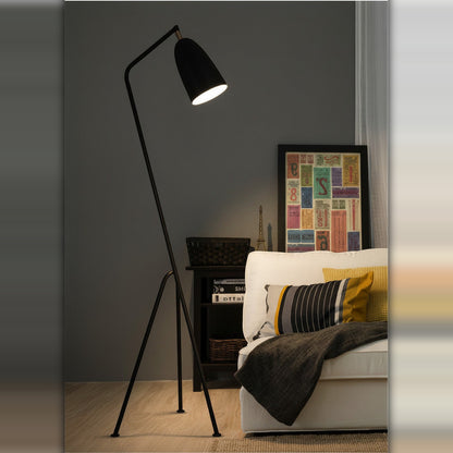 Lysverden sort gulvlampe med trebein og justerbar kjegleskjerm i en moderne skandinavisk stue
