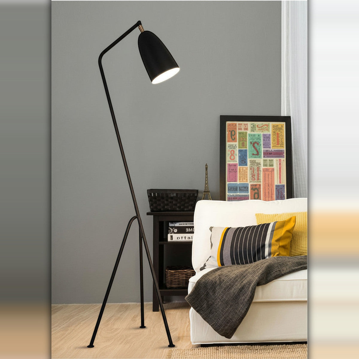 Lysverden sort gulvlampe med trebein og justerbar kjegleskjerm i en moderne stue