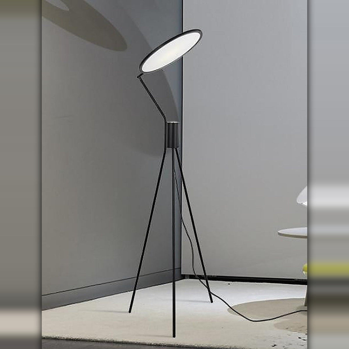 Trebent uplight-gulvlampe i sort – Lysverden