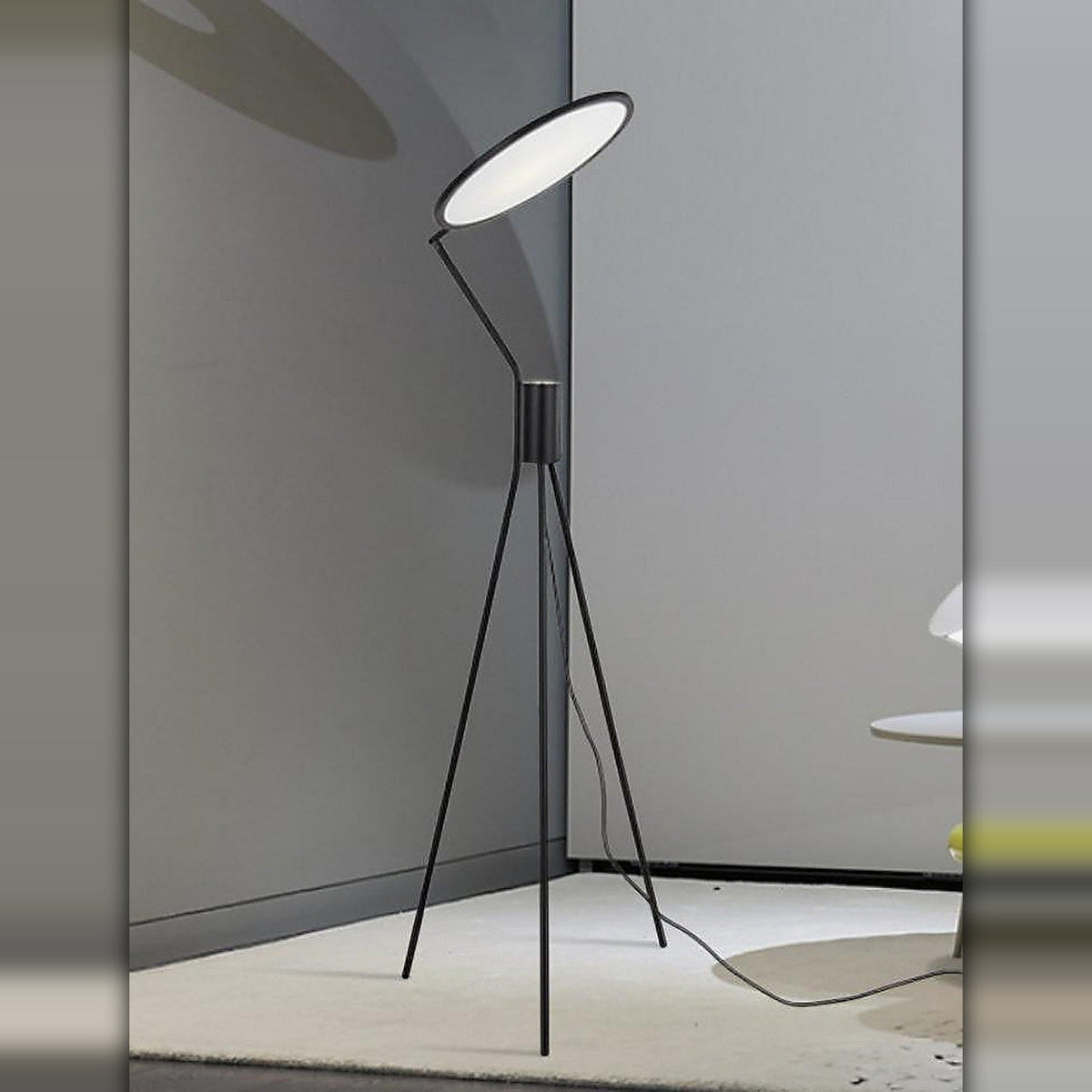LYS Trebent uplight-gulvlampe i sort