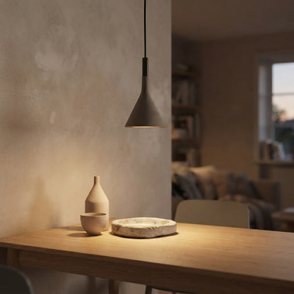 Betongpendel – slank konisk trakt i grått – tent i skandinavisk hjem