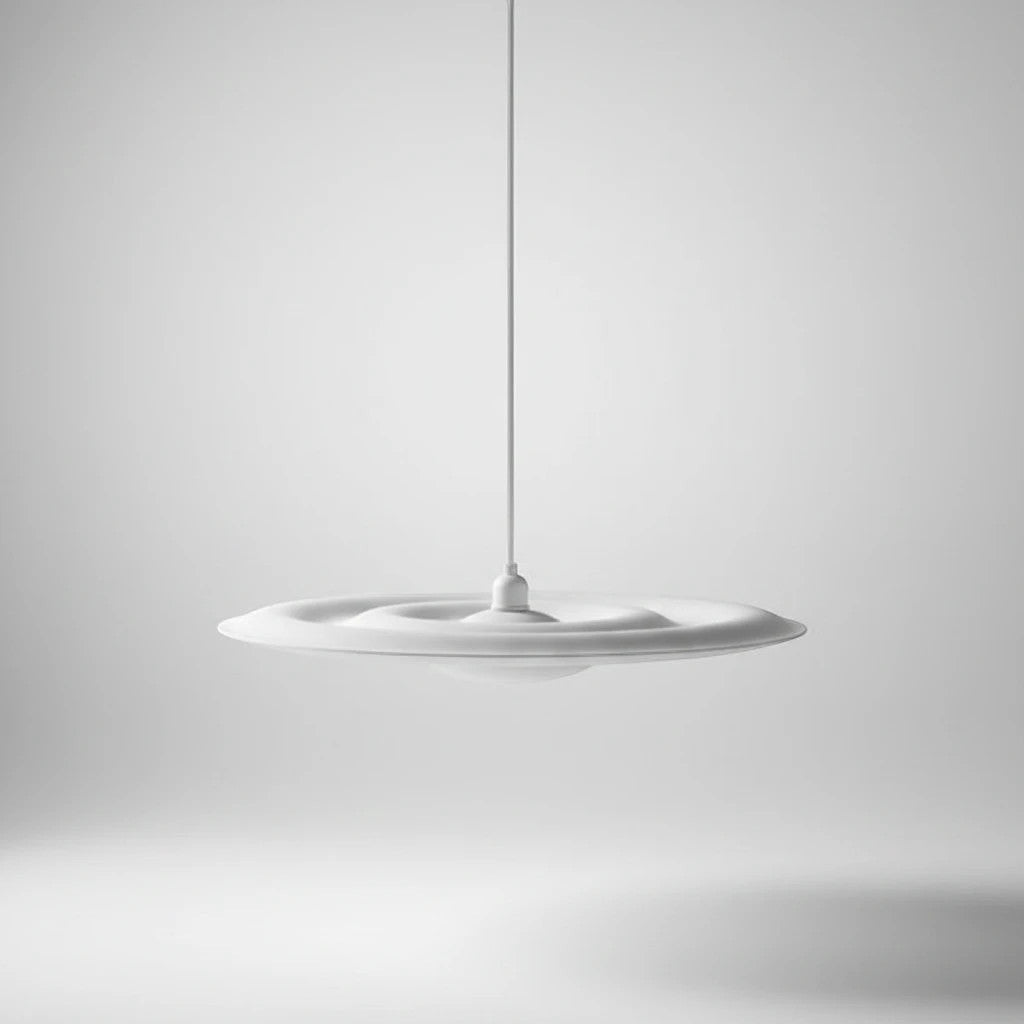Lysverden hvit skivependel med bølgemønster i minimalistisk, konsentrisk design for mykt, diffust lys.