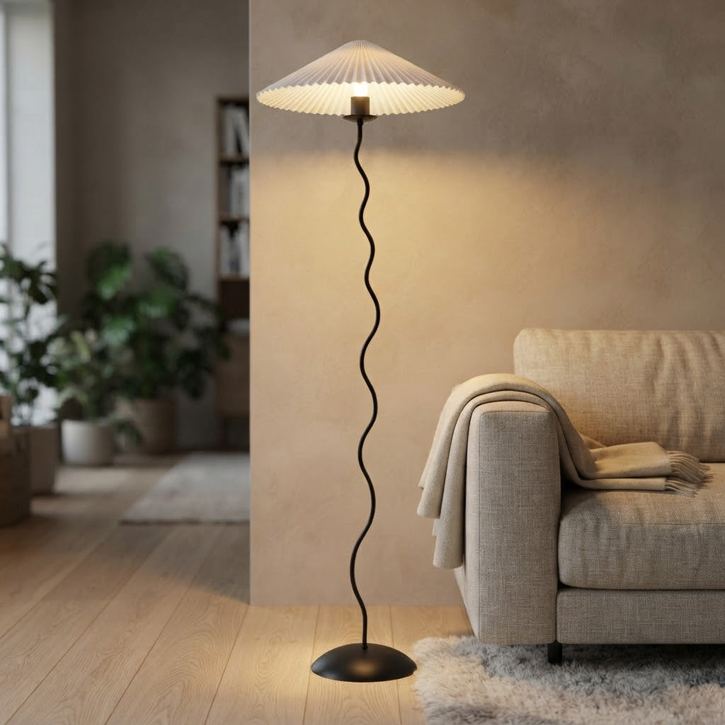 Bølgende gulvlampe med disk-skjerm – tent i stue