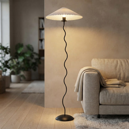 Bølgende gulvlampe med disk-skjerm – tent i stue