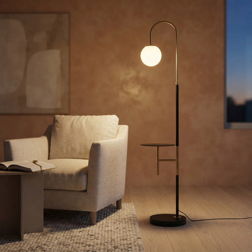 Buegulvlampe med opalkule – tent ved lenestolen