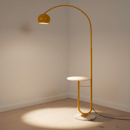 Lysverden gul buegulvlampe med fot i hvit stein og integrert sidebord i et minimalistisk rom