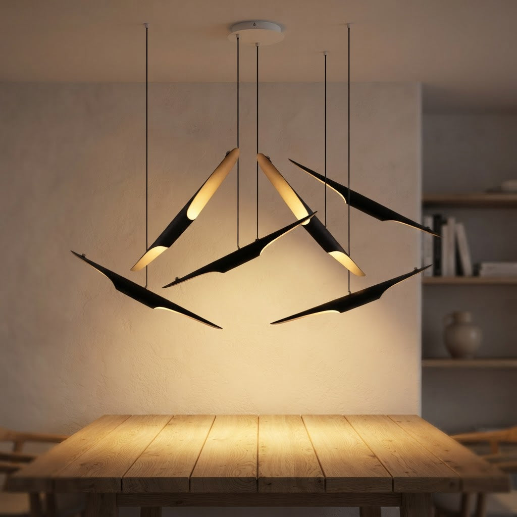 Designpendel – skråskårne lysrør i sort og gull – tent i skandinavisk hjem