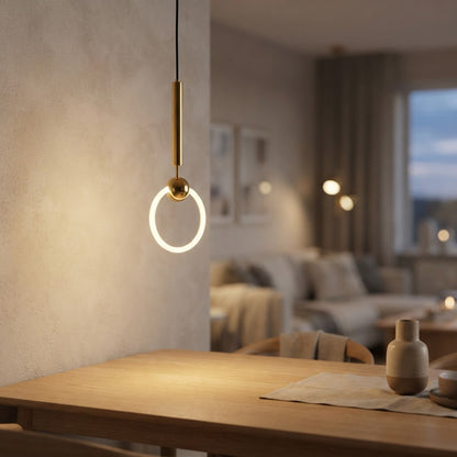 Gullpendel – ring med lysende LED-sirkel – tent i skandinavisk hjem