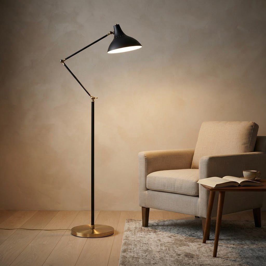 Gulvlampe i sort med vippbar skjerm – tent ved lenestolen