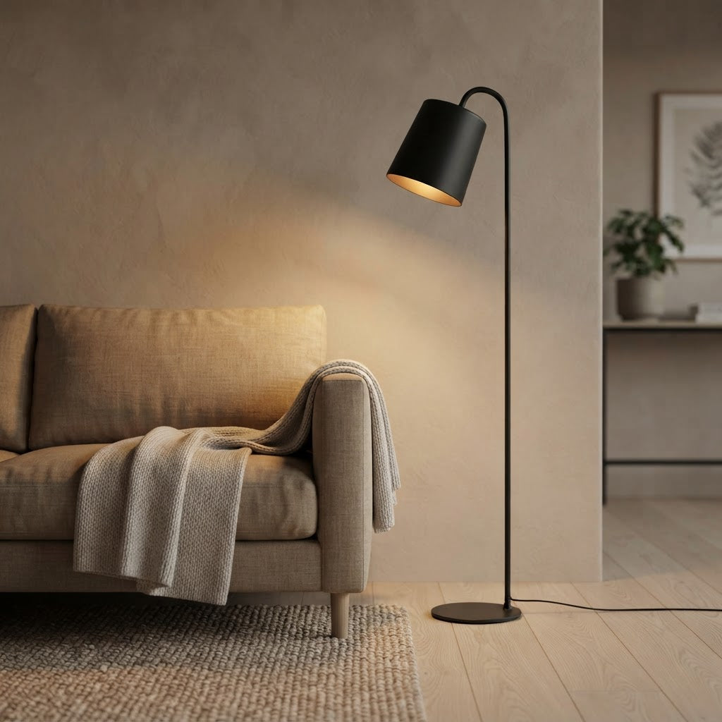 Gulvlampe med kjegleskjerm – tent i stue
