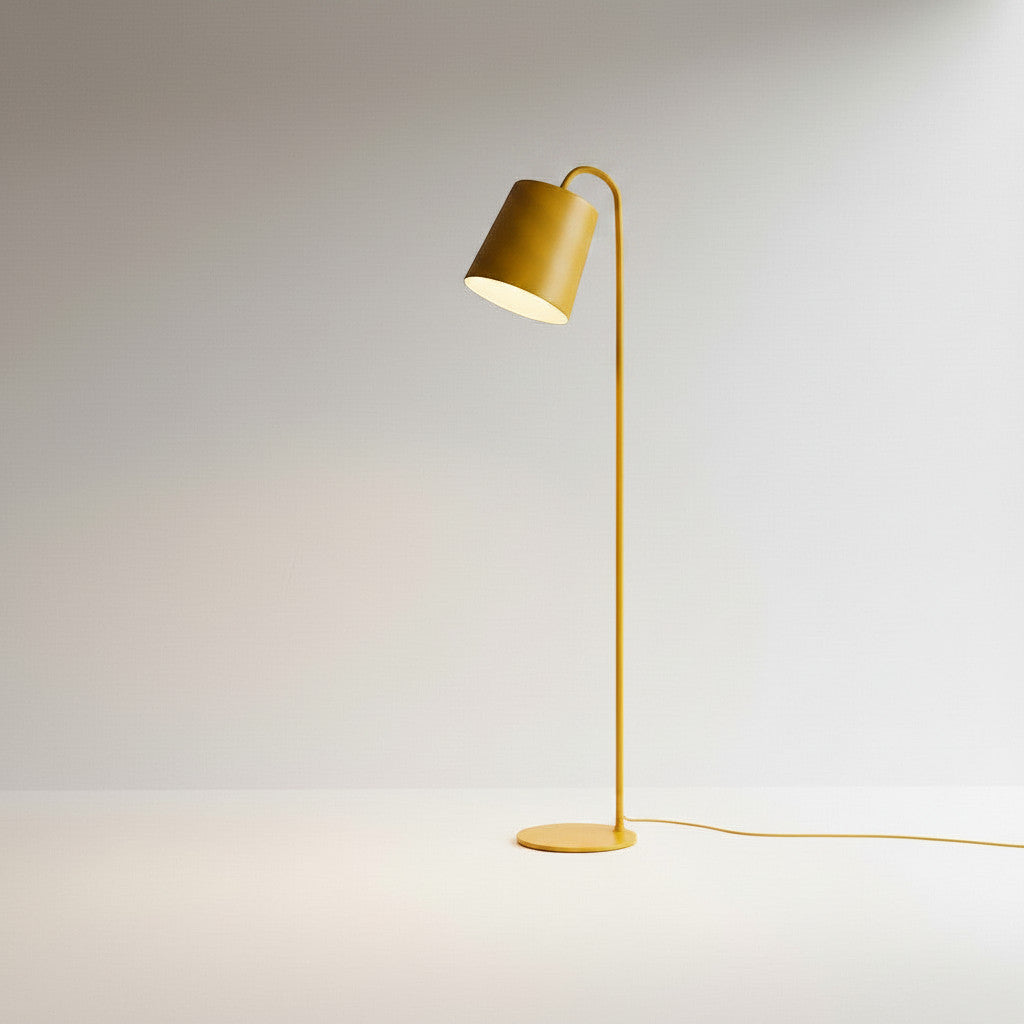 Lysverden gulvlampe i gul metall med kjegleformet skjerm og integrert varmt LED-lys i minimalistisk design.