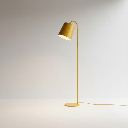 Lysverden gulvlampe i gul metall med kjegleformet skjerm og integrert varmt LED-lys i minimalistisk design.
