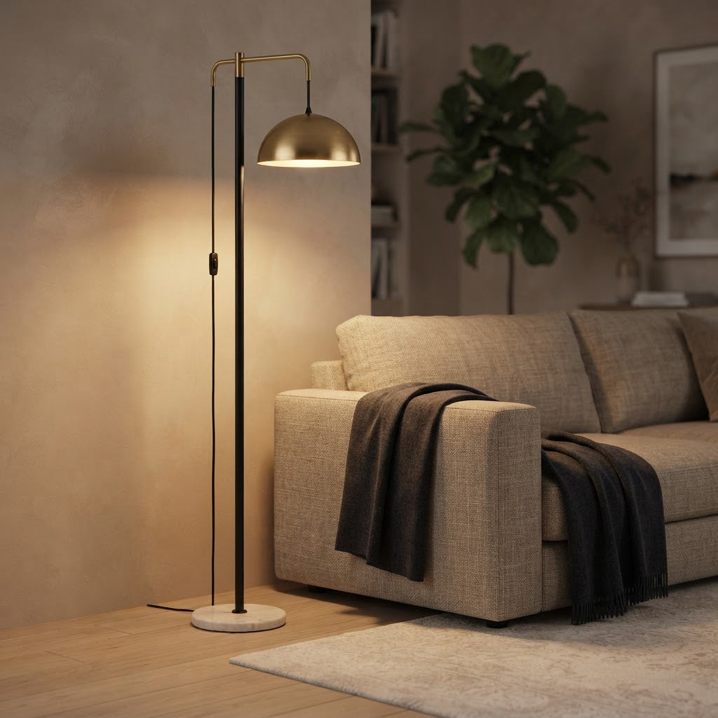 Gulvlampe med messingkuppel – tent i stue