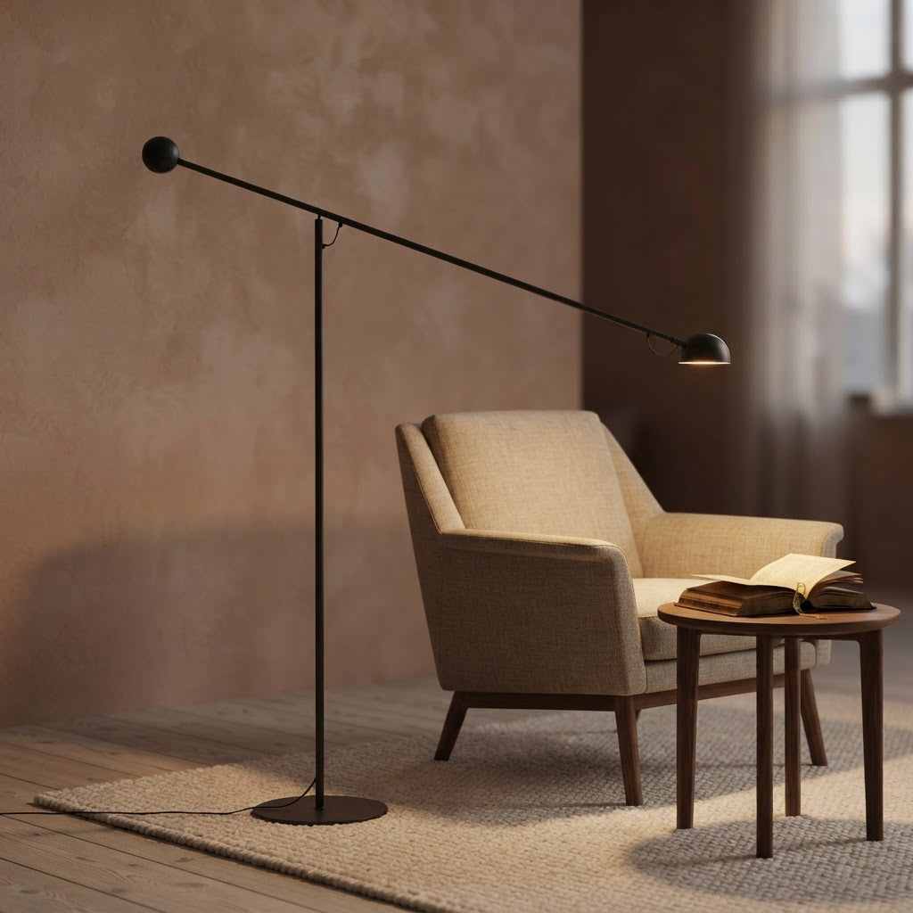 Gulvlampe med utliggerarm i sort – tent ved lenestolen