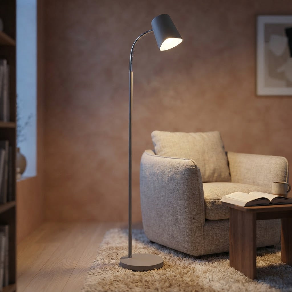 Gulvlampe med vippbar kjegleskjerm – tent ved lenestolen