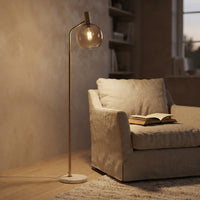 Kulelampe med marmorfot – tent ved lenestolen
