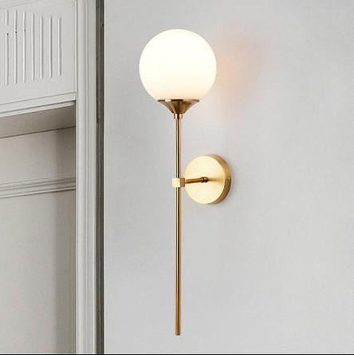 LYS Messing vegglampe med opalkule