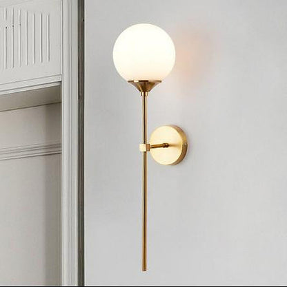 LYS Messing vegglampe med opalkule