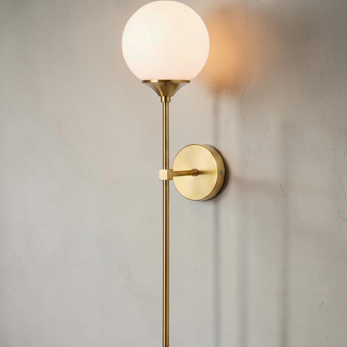 Messing vegglampe med opalkule – interiørbilde