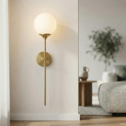Messing vegglampe med opalkule – tent i skandinavisk hjem