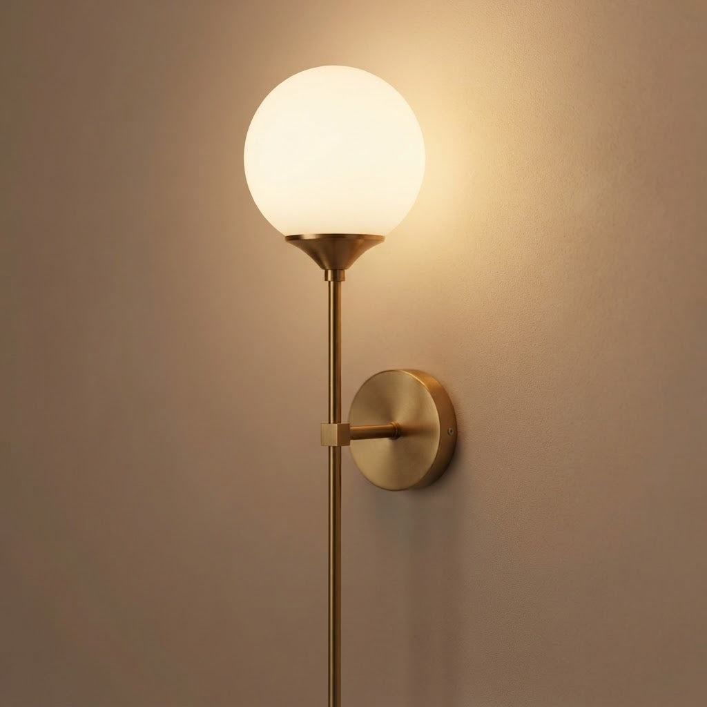 Messing vegglampe med opalkule – tent på veggen