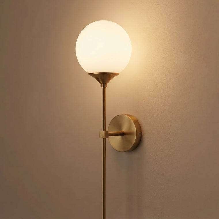 Messing vegglampe med opalkule – tent på veggen