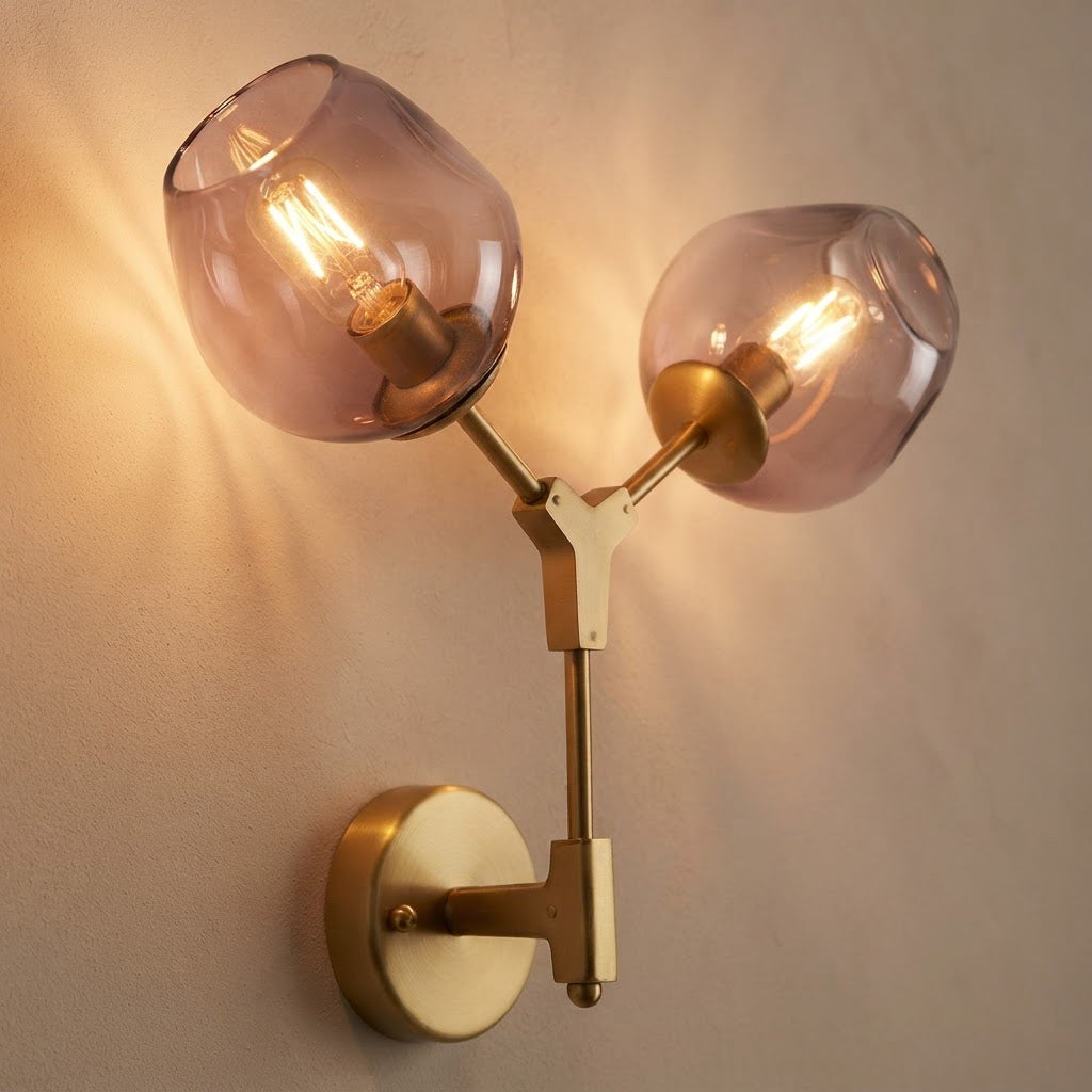 Molekyl vegglampe med glasskuler – 2 lys – tent på veggen
