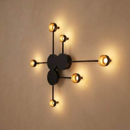 Molekyl vegglampe – sputnik i sort/gull – tent på veggen