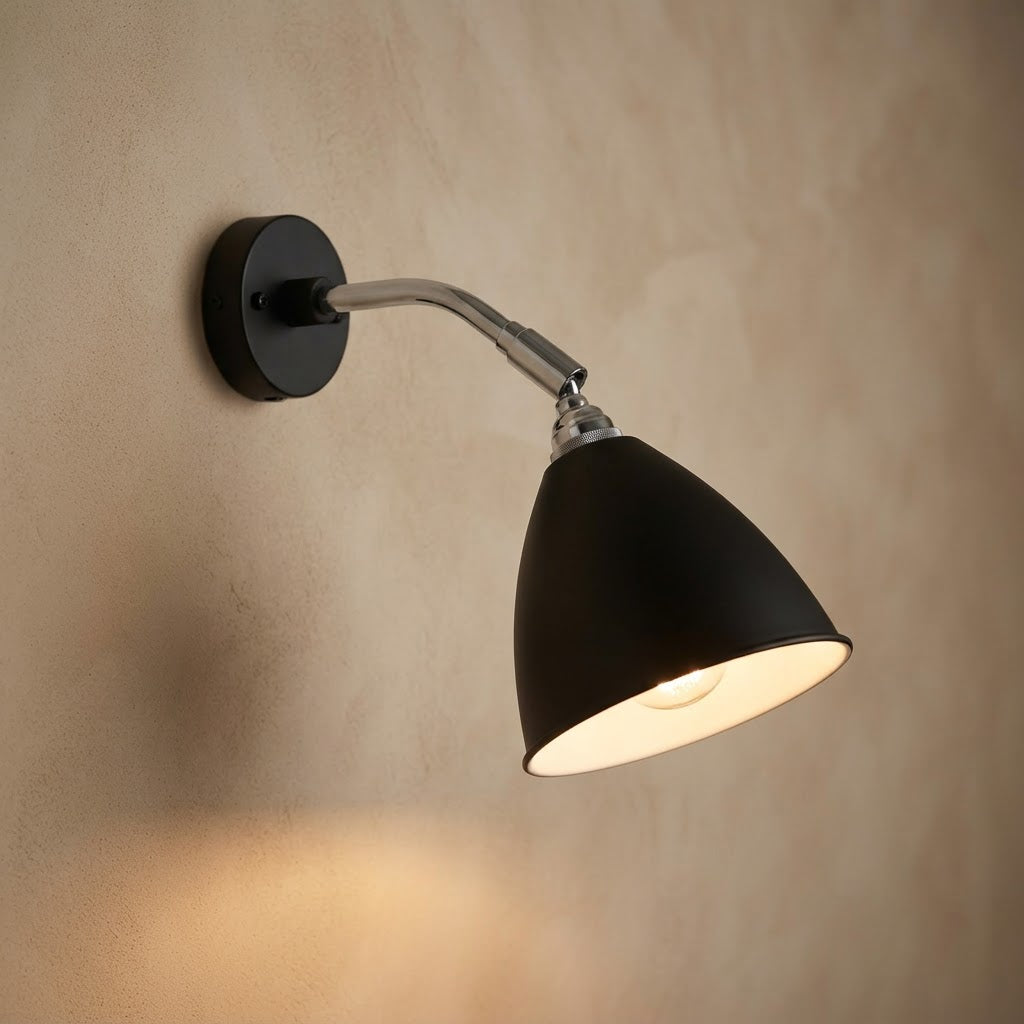 Justerbar vegglampe – leselampe i sort – tent på veggen