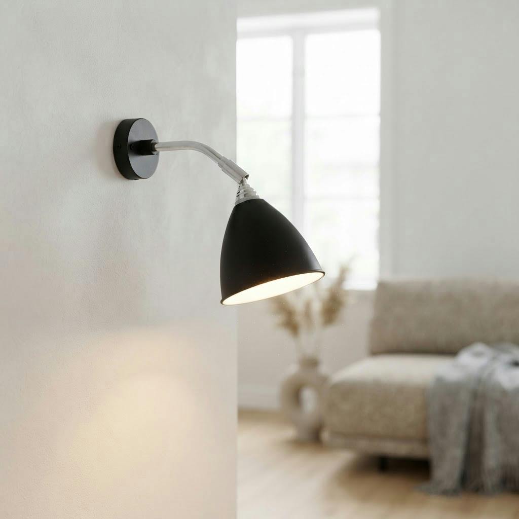 Justerbar vegglampe – leselampe i sort – tent i skandinavisk hjem