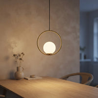 Opalglass pendel – kule i gullring – tent i skandinavisk hjem
