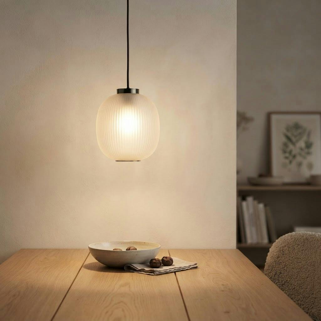 Riflet glasskule pendellampe – rund globe – tent i skandinavisk hjem