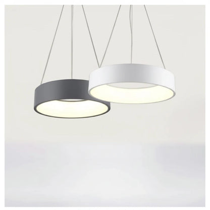 Lysverden runde LED-trommelpendler i hvit og grå med minimalistisk nordisk design for mykt nedlys.