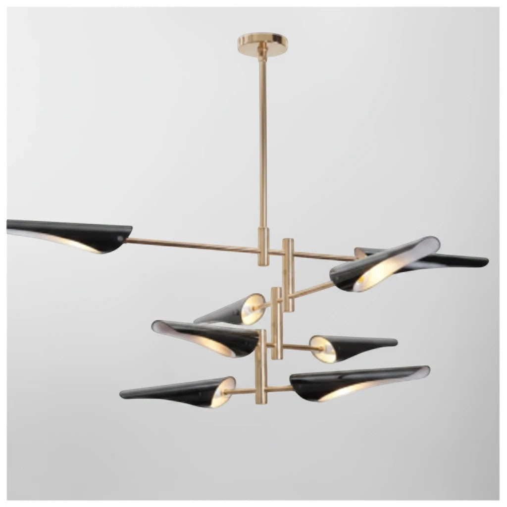 Lysverden skulpturell lysekrone med sorte kjegleskjermer og gullfargede armer, moderne retrodesign til spisestuer.