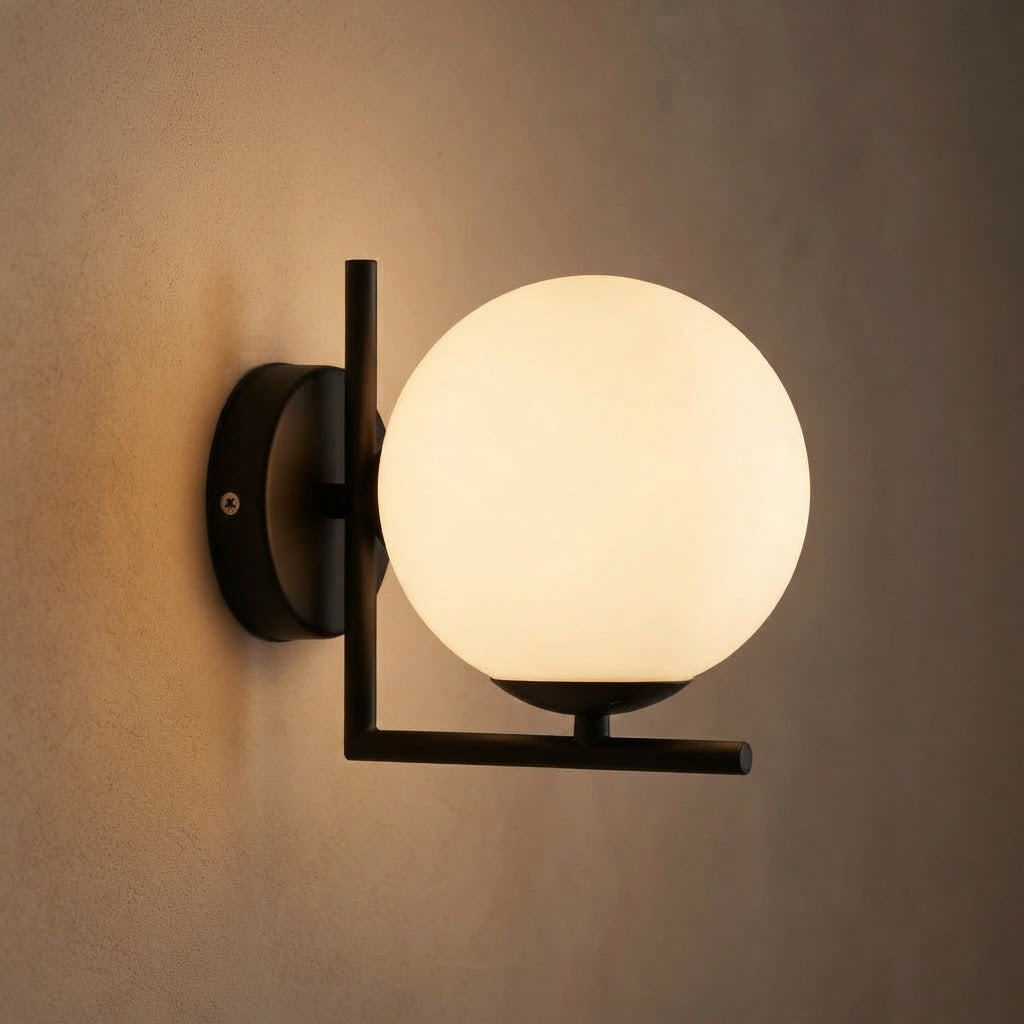 Vegglampe med opalkule i ramme – tent på veggen