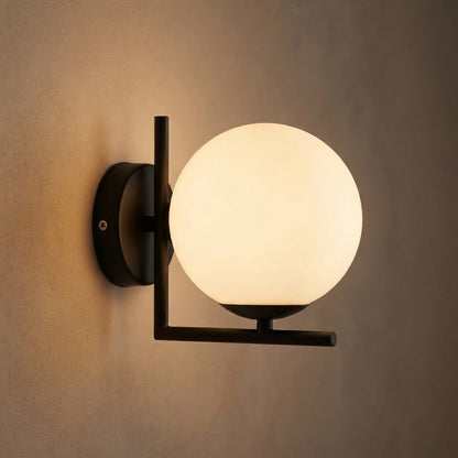 Vegglampe med opalkule i ramme – tent på veggen