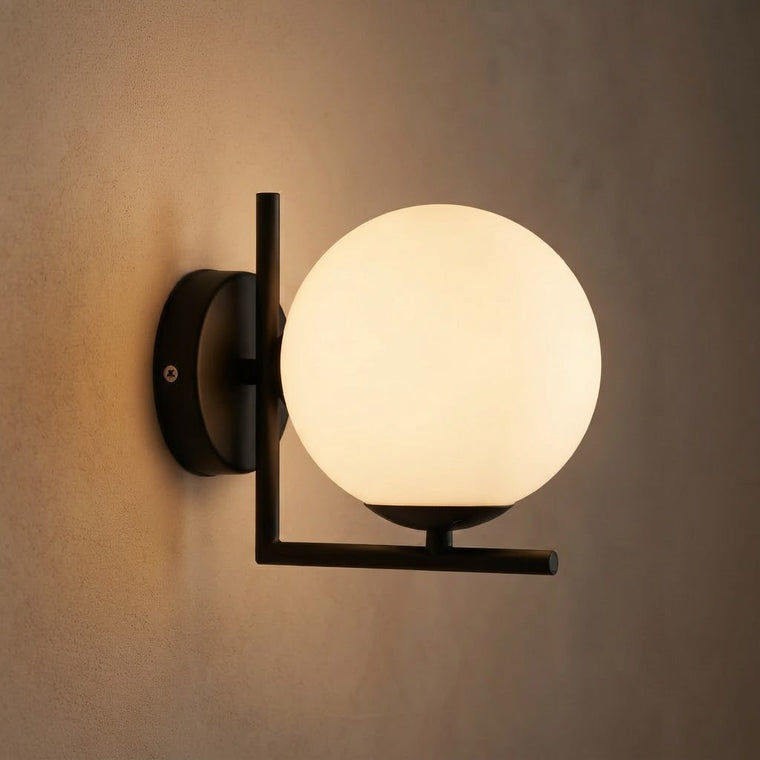 Vegglampe med opalkule i ramme – tent på veggen