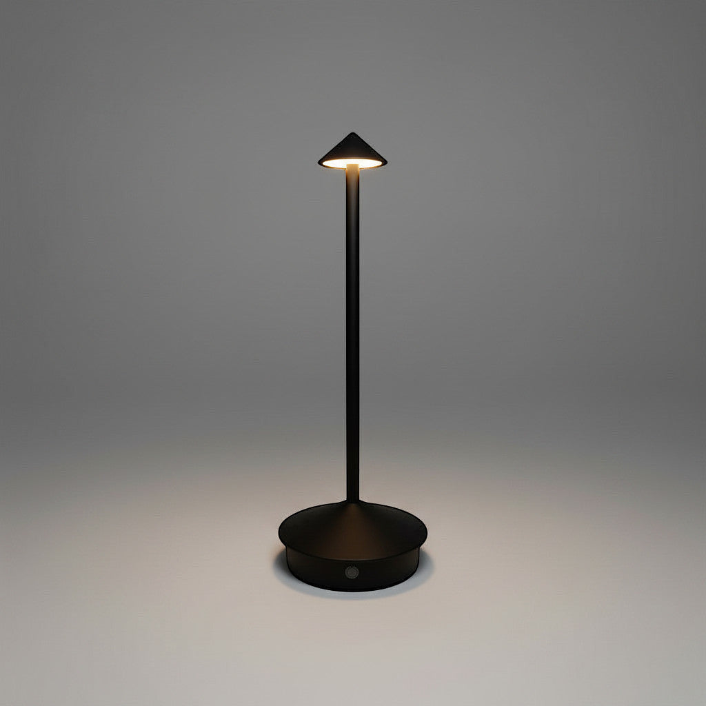 Lysverden Pinnacle touch-styrt bordlampe i sort aluminium med 4 fargetemperaturer og dimbart lys.
