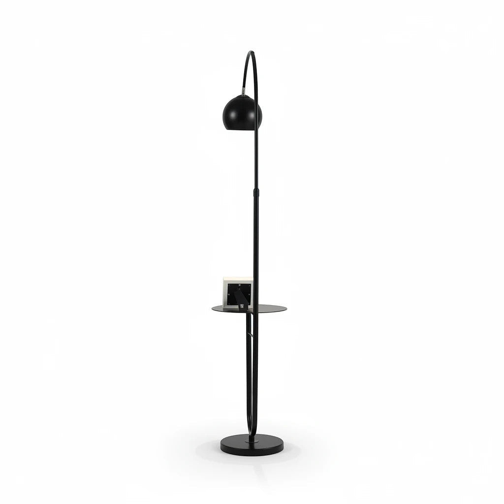 Lysverden sort buegulvlampe med steinfot, kuppelskjerm i glass og integrert sidebord, på hvit bakgrunn.