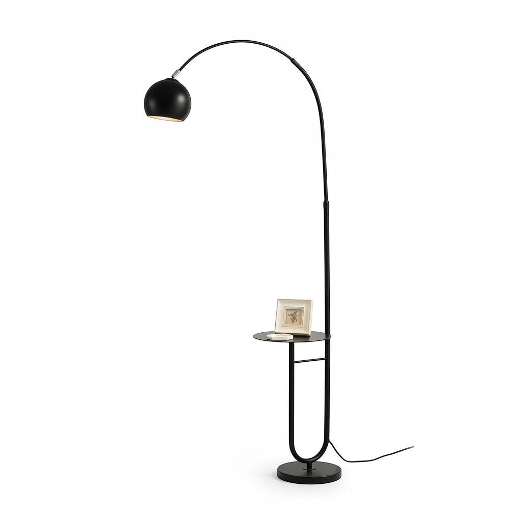 Lysverden sort buegulvlampe med steinfot, kuppelskjerm i glass og integrert sidebord, på hvit bakgrunn.