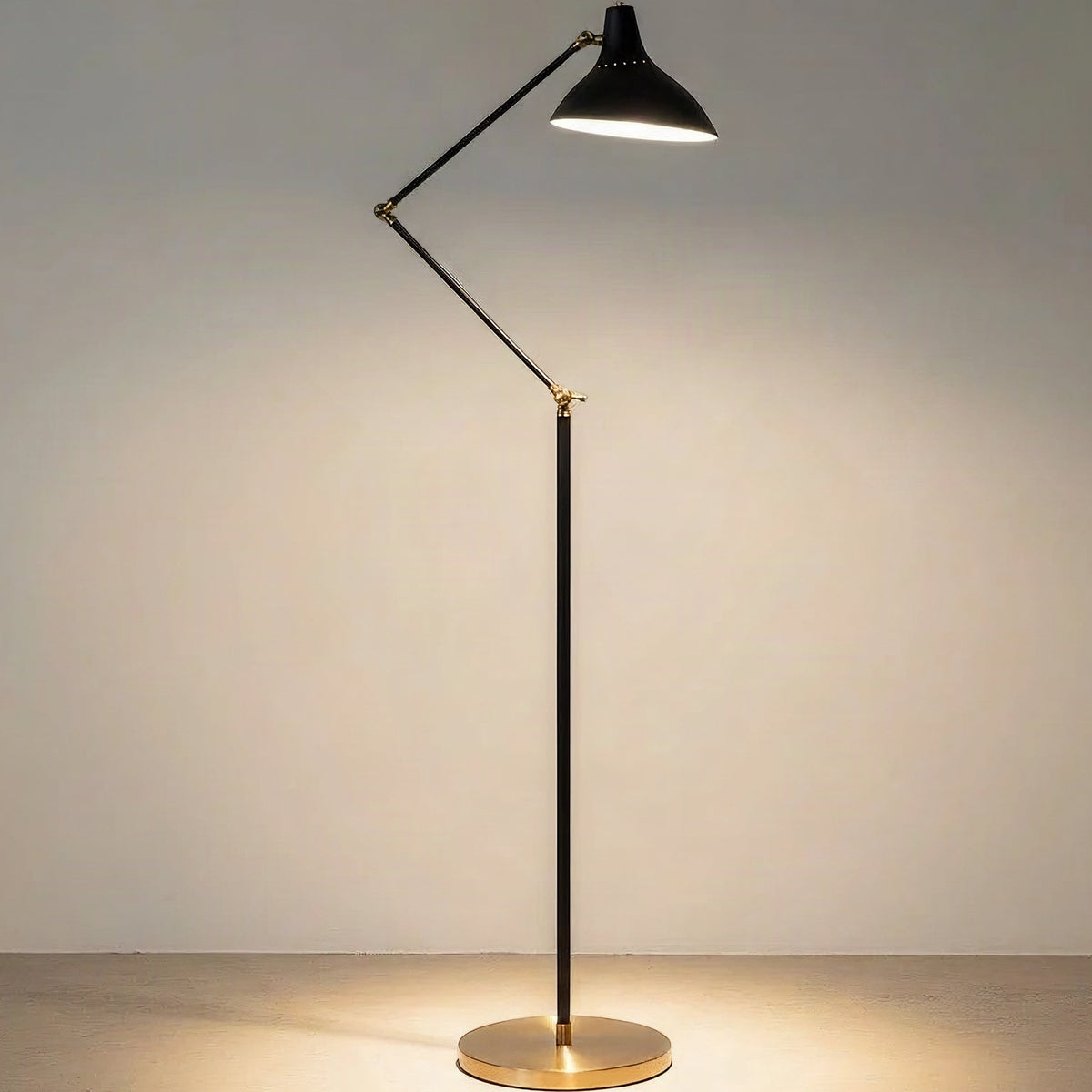 Gulvlampe i sort med vippbar skjerm