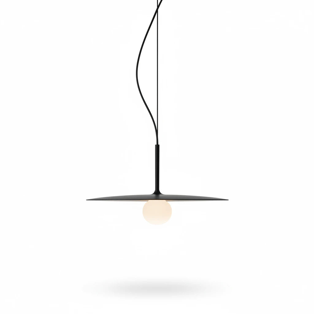 Lysverden minimalistisk sort skivependel med lysende kule i opalglass for mykt, diffust lys.