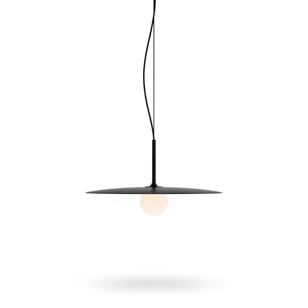 Lysverden minimalistisk sort skivependel med sentral kule i opalglass for mykt, diffust lys.