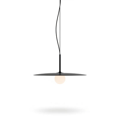 Lysverden minimalistisk sort skivependel med sentral kule i opalglass for mykt, diffust lys.