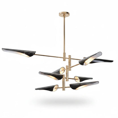 Lysverden skulpturell lysekrone med sorte kjegleskjermer og gullfargede metallarmer i moderne midcentury-stil