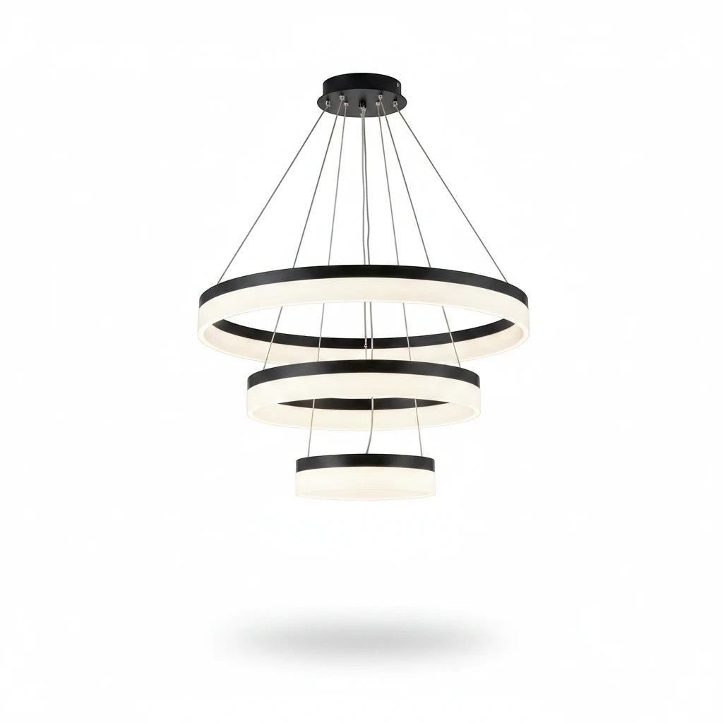 Lysverden moderne LED-lysekrone med tre konsentriske ringer i sort og hvit som gir varmt, blendfritt lys.
