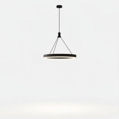 Lysverden minimalistisk sort LED-ringpendel med integrert varmhvitt lys og slank metallramme.