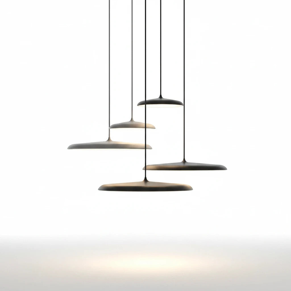 Lysverden minimalistiske sorte skivependler i metall med integrert LED, hengende i ulike høyder
